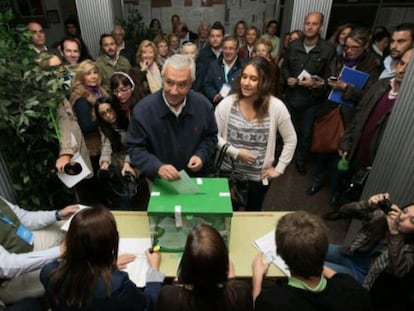 La foto que ha tuiteado hoy Javier Arenas, en la que se le ve votando. 