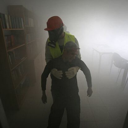 Simulacro de rescate de un hombre en un edificio de Jerusalén.