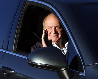El rey Juan Carlos, a su llegada a la clínica Quirón de Madrid, para someterse a su sexta intervención, la quinta en su cadera, en dos años, 21 de noviembre de 2013.