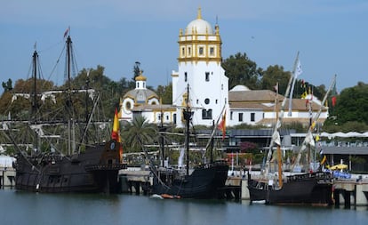 Desde la izquierda, el galen 'Andaluca', la nao 'Victoria' y la carabela 'Vera Cruz', en el muelle de las Delicias de Sevilla.