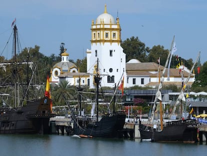 Desde la izquierda, el galeón 'Andalucía', la nao 'Victoria' y la carabela 'Vera Cruz', en el muelle de las Delicias de Sevilla.