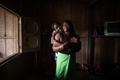 Consuelo Manyoma y su hija Naomi se abrazan en su hogar, el 15 de junio de 2024. 