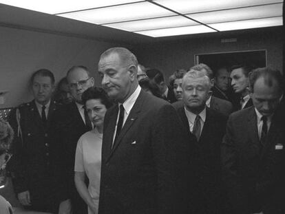 Lyndon B. Johnson se dispone a asumir la presidencia de Estados Unidos tras el asesinato de John F. Kennedy minutos antes en Dallas.