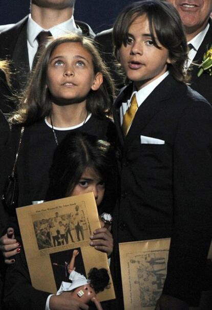 Paris, Prince Michael y Prince Michael II, también conocido como Blanket, asisten al funeral de su padre, Michael Jackson, el 7 de julio de 2009