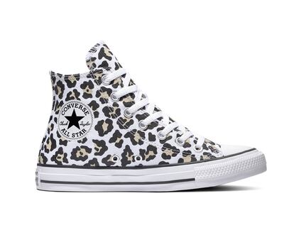 Las temporadas de descuento suponen la excusa perfecta para ampliar tu colección de zapatillas y atreverte con modelos un poco más arriesgados quizá de lo que estás acostumbrada. Estos botines de Converse con estampado de Leopardo, son unas candidatas a tener en cuenta. Encuéntralas aquí por 52,45 euros, en lugar de los 74,95 euros que costaban.