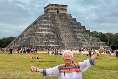 Kandy, Cándida García, la abuelita mochilera, posa delante de la pirámide de Chichén Itzá en la península de Yucatán en México, a comienzos de este año.