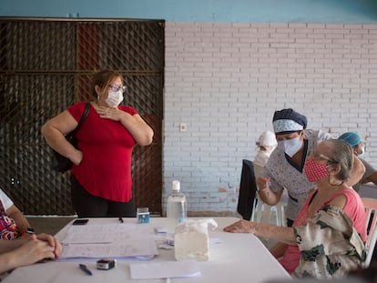 Una mujer de 85 años recibe la vacuna contra la covid-19 en el  Hospital de Barrio Obrero de Asunción, el 14 de abril pasado