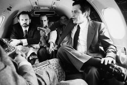 Adolfo Suárez, en un vuelo privado durante los comicios de 1979. Le acompaña Alberto Aza (primero por la izquierda), que entre 1977 y 1981 ejerció como jefe del gabinete del presidente del Gobierno en La Moncloa. Elegido personalmente por Suárez para que le ayudara a manejarse en las turbulencias de la Transición, cuando el político dimitió en febrero de 1981 tras ser cuestionado dentro de su propio partido, Aza le siguió en la travesía del Centro Democrático y Social (CDS). Fue nombrado jefe de la Casa del Rey en 2002, puesto en el que fue sustituido por Rafael Spottorno el pasado agosto. El 3 de marzo de 1979 el líder de UCD ganó por segunda vez unas elecciones generales, iniciando así su tercer mandato como presidente del Gobierno.