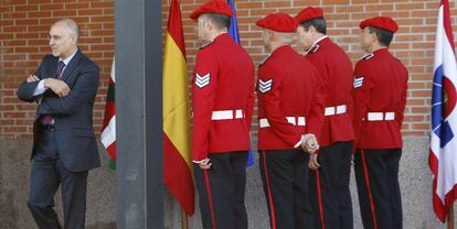 El consejero Ares, junto a varios mandos de la Ertzaintza el pasado mes de octubre en la reinauguración oficial de la comisaría de Ondarroa.