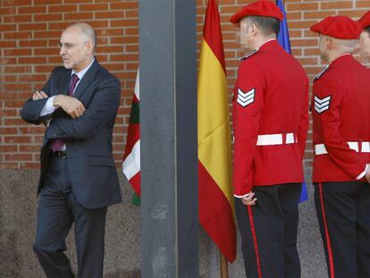 El consejero Ares, junto a varios mandos de la Ertzaintza el pasado mes de octubre en la reinauguración oficial de la comisaría de Ondarroa.