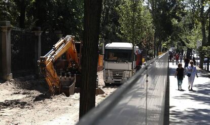 Una excavadora trabajaba ayer junto a la verja del Jardín Botánico, cubierto para realizar las excavaciones arqueológicas.