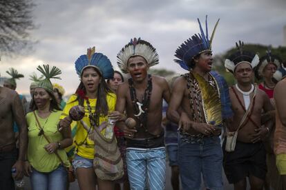 Indígenas partidarios de Dilma Rousseff durante una manifestación en Brasilia (Brasil).