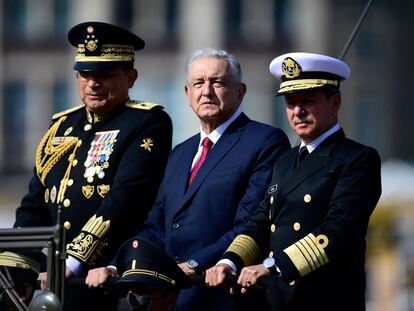 Andrés Manuel López Obrador, acompañado por el secretario de Defensa Luis Cresencio Sandoval y el secretario de Marina José Rafael Ojeda, en el comienzo del desfile.