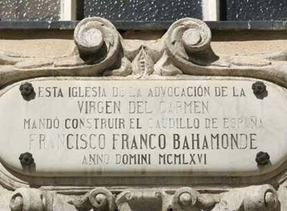 Placa conmemorativa de la construcción de una iglesia de El Pardo (Madrid) por decisión de Franco.