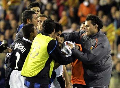 Tras la trifulca entre Marchena y Burdisso, el suplente del Valencia, David Navarro, golpea y rompe la nariz al italiano