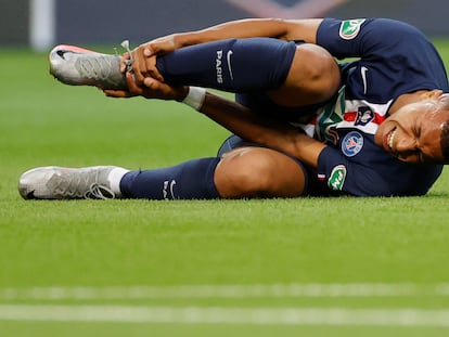 Kylian Mbappé se duele tras sufrir un esguince durante la final de la Copa de Francia.