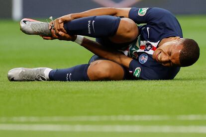 Kylian Mbappé se duele tras sufrir un esguince durante la final de la Copa de Francia.