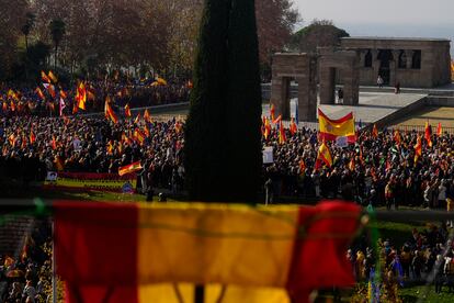 Cientos de simpatizantes asisten al acto organizado por el Partido Popular en el parque del templo de Debod, este domingo en Madrid. 