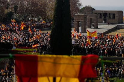 Cientos de simpatizantes asisten al acto organizado por el Partido Popular en el parque del templo de Debod, este domingo en Madrid. 