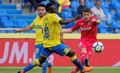 Portillo dispara a puerta en presencia de Etebo e Ignacio Gil.