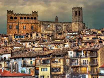 Panorámica de Valderrobres, en la provincia de Teruel, con su castillo eclesiástico en lo más alto del pueblo.