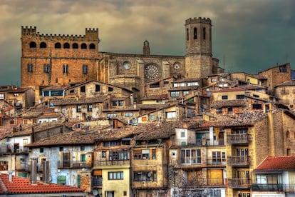 Panorámica de Valderrobres, en la provincia de Teruel, con su castillo eclesiástico en lo más alto del pueblo.