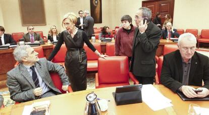 Rosa D&iacute;ez (de negro) y Cayo Lara (sentado a la derecha) en el Congreso.