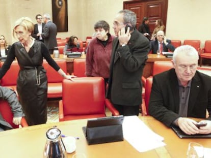 Rosa Díez (de negro) y Cayo Lara (sentado a la derecha) en el Congreso.