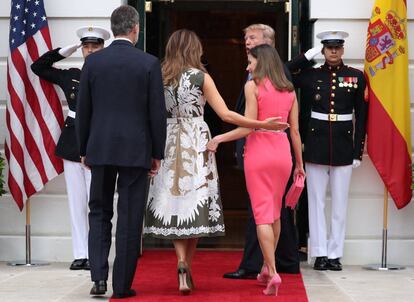 El presidente de Estados Unidos Donald Trump, el rey Felipe VI, la primera dama Melania Trump y la reina Letizia caminan hacia el interior de la Casa Blanca.