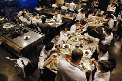 El equipo de elBulli comiendo, imagen incluida en el libro 'La comida de la familia' (RBA).