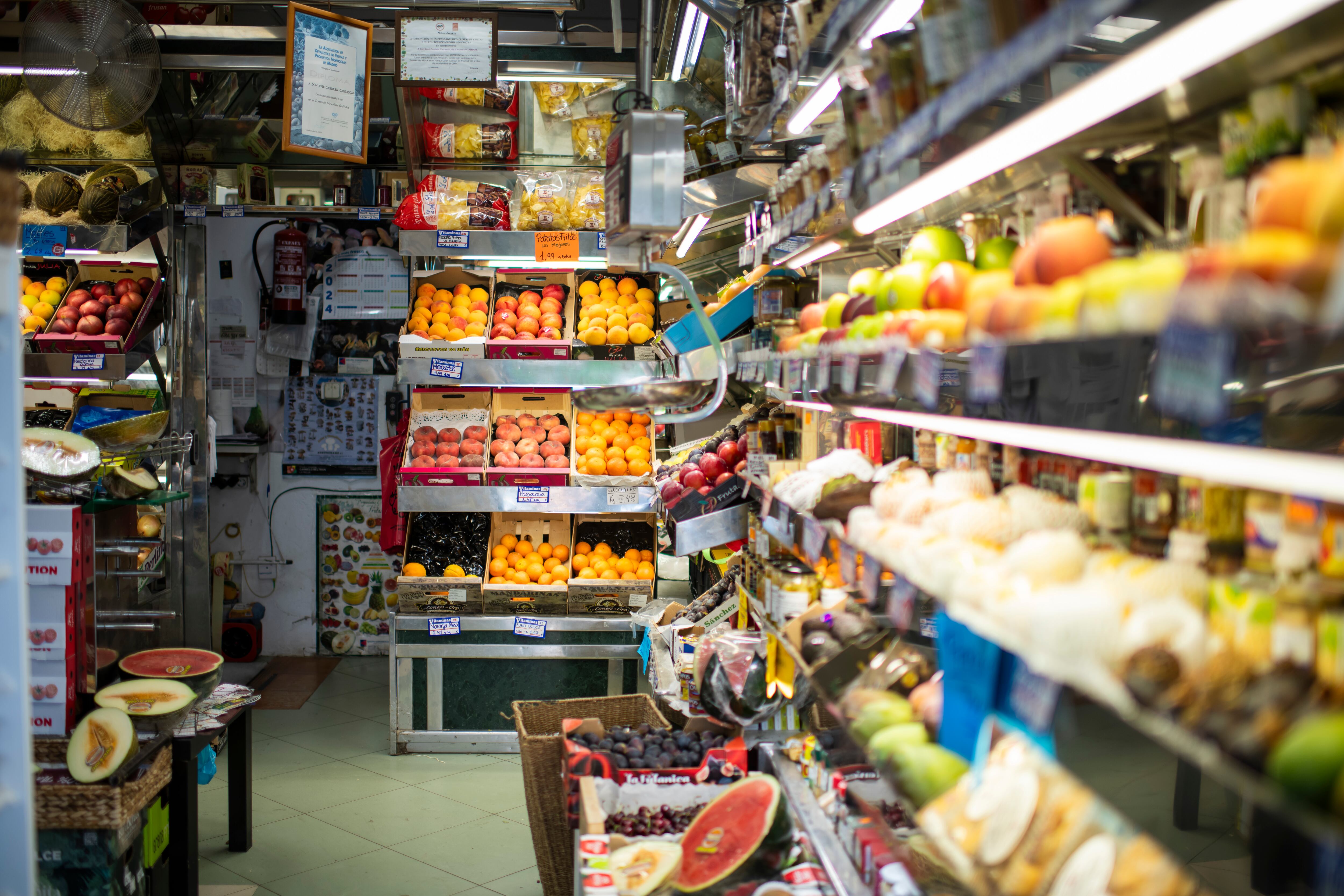 Antes de estar en Aristóteles, 1, donde lleva 25 años, la frutería Vitaminas estuvo otra década en la misma calle a medio kilómetro de la ubicación actual.