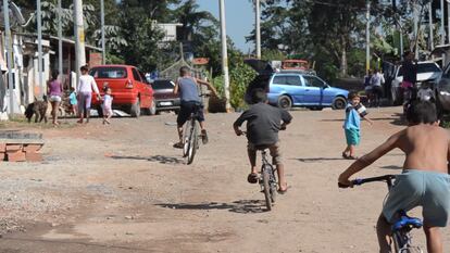 Las “crianças” de la comunidad juegan en las calles sin asfalto de la favela.
