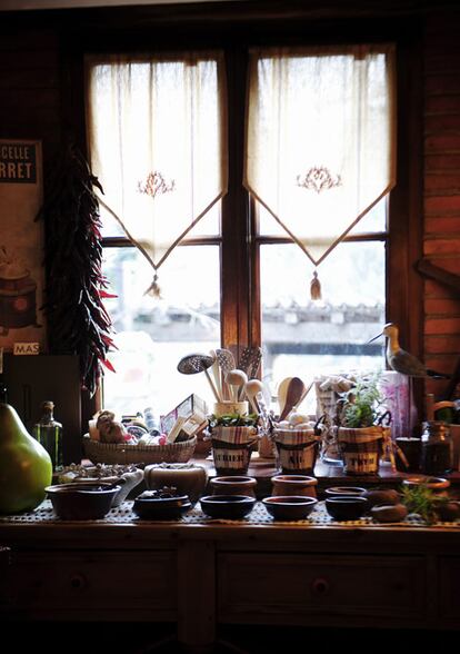 Un rincón del restaurante Can Barrina, en Montseny (Barcelona)