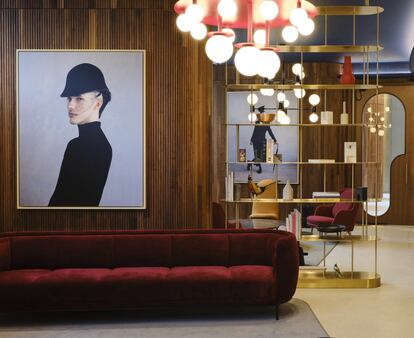 El 'lobby' del nuevo art’otel, cuya elaborada estética recuerda los tiempos en tecnicolor de los sesenta y setenta