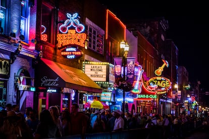 En la zona de Lower Broadway se concentran muchos de los locales de música country en Nashville (Tennessee).