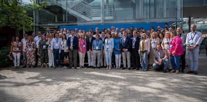 La presidenta del PP madrileño, Isabel Díaz Ayuso (centro), posa para la foto de familia durante la jornada de Clausura del Congreso extraordinario del PP de Madrid, este sábado
