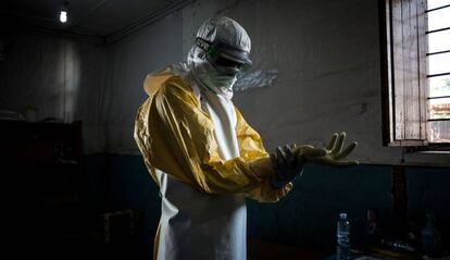 Un trabajador sanitario se pone el traje de protección antes de acceder a la zona roja de un centro de tratamiento de Ébola de Médicos Sin Fronteras en la República Democrática del Congo el pasado 10 de noviembre de 2018.