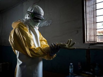 Un trabajador sanitario se pone el traje de protección antes de acceder a la zona roja de un centro de tratamiento de Ébola de Médicos Sin Fronteras en la República Democrática del Congo el pasado 10 de noviembre de 2018.