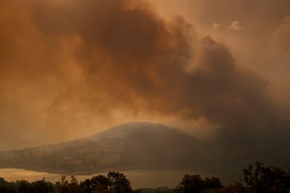 El humo provocado por el incendio forestal de la localidad de Chandrexa de Queixa (Ourense), este martes.