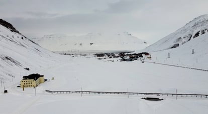 Svalbard es un territorio noruego situado a apenas 1.000 kilómetros del polo con noches negras que duran cuatro meses y luego otros cuatro meses en los que el sol no se oculta. El archipiélago tiene poco más de 2.500 habitantes. En la imagen, una de las zonas de Longyearbyen.