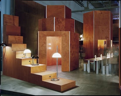 El stand de Marset por Mesura: un sistema modular de madera de Okume contenía las lámparas de la editora