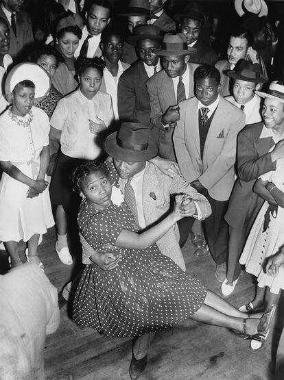 Un grupo de personas baila en un club de Washington. Además de crítico y fotógrafo, William P. Gottlieb organizaba sesión de baile y <i>jam sesión</i> (Colección Gottlieb/Biblioteca del Congreso de EE UU).