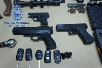 Pistolas, llaves y demás material incautado.