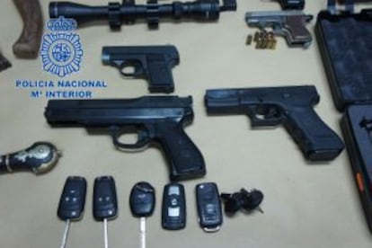 Pistolas, llaves y dem&aacute;s material incautado.