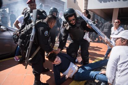 Agentes de la policía de Nicaragua reprimiendo a un manfiestante en Managua.