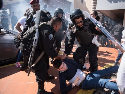 Agentes de la policía de Nicaragua reprimiendo a un manfiestante en Managua.