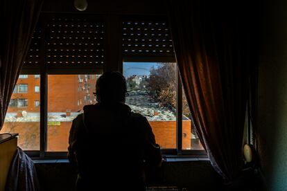 Mariano Soler, mira desde la ventana de su vivienda en Vallecas.  