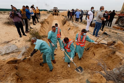 Varios hombres cavan una fosa común para enterrar los cuerpos de las víctimas de los ataques israelíes, que fueron transportadas desde el hospital Al Shifa, en la ciudad de Gaza, para ser enterrados en Jan Yunis, al sur de la Franja. 
