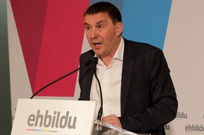 Arnaldo Otegi lee un comunicado tras al reunión de la mesa política de EH Bildu.