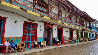 La arquitectura Antioquia se deja ver en los pueblos del eje cafetero con sus balconadas de madera y puertas multicolor. En la imagen, la plaza principal de El Jardín, municipio en el suroeste del departamento de Antioquia.